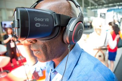 无名名人佩戴三星Gear Oculus VR耳机